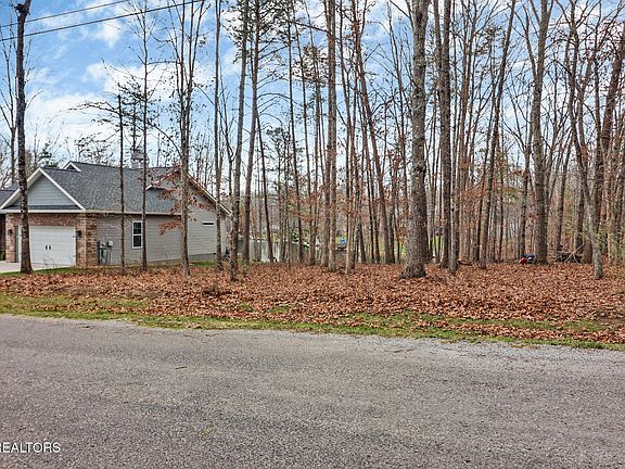 5th image of 14 Andover Ln