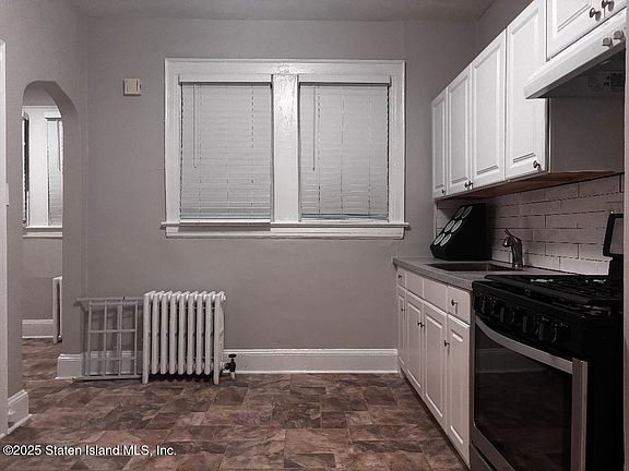 2nd image of 90 Oxford Pl #1R