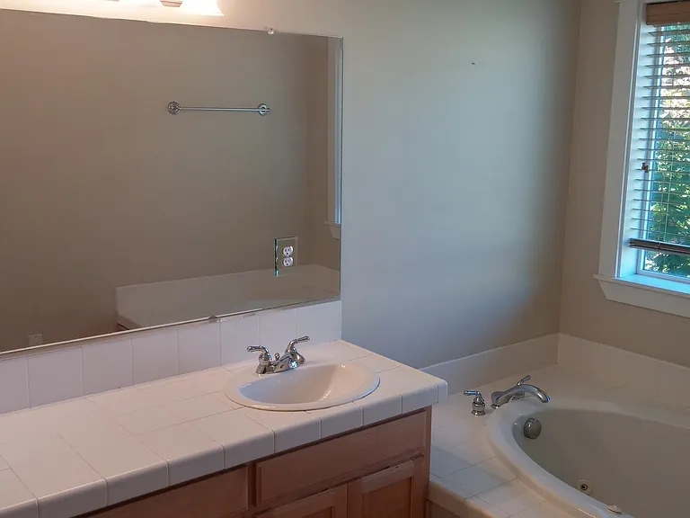 157 SW Chapman Ct — Photo 11