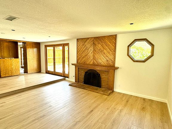 3rd image of 82 Menlo Park Ave