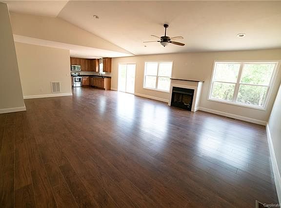 4th image of 3261 Lake Dr