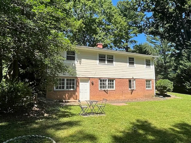 $3,900| 2300ft|4 BR 2.5 BA| 2 level SFH | Ideal for 2-4 friends | VIDEO link — Photo 1