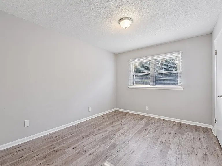 Beautiful Chesney Woods Townhomes — Photo 19
