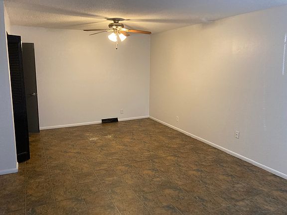 Living /dining room facing dining area