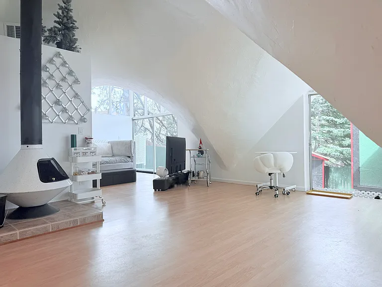 2140 Hollymont Dr — Photo 10