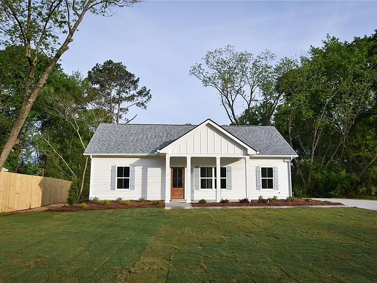 1070 Moreland Dr — Photo 4