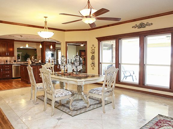 Inviting living/dining combo