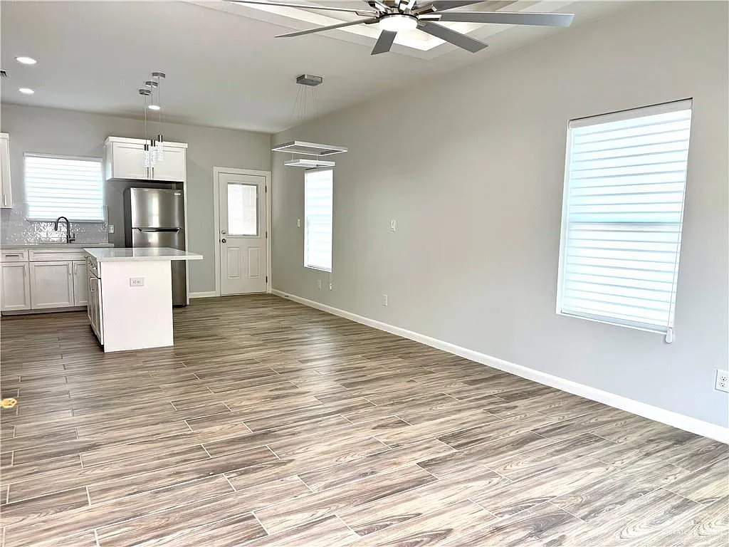 3 bed, 2.0 bath, 1190 sqft, $1,300 — Photo 2