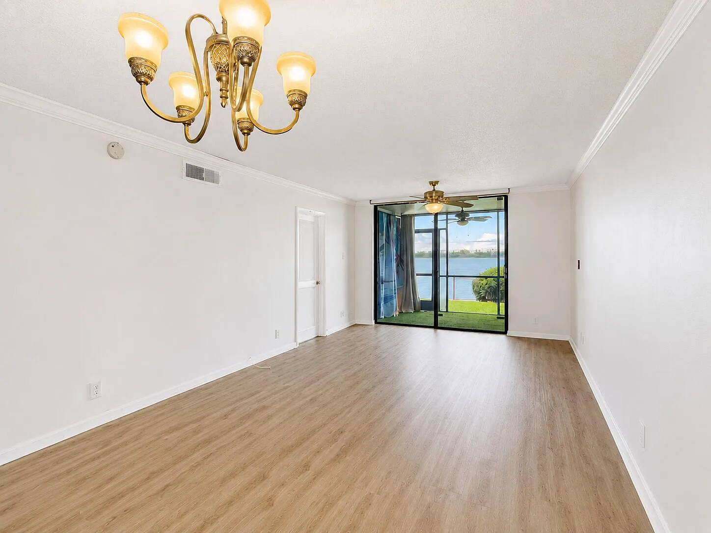 110 Lake Emerald Dr — Photo 3