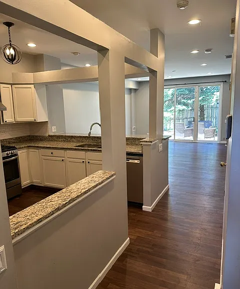 719 Blossom Ct — Photo 4