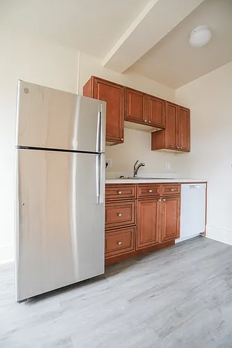 1101 W Roscoe St Photo 1