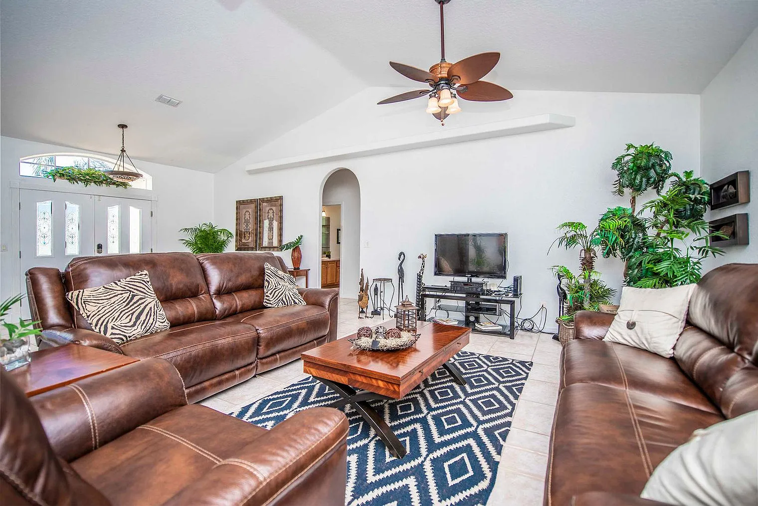 4 bed, 4.0 bath, 2411 sqft, $8,880 — Photo 2