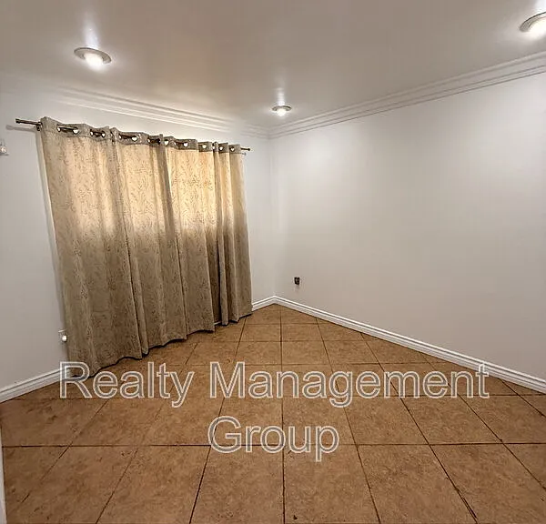 98 E Palomar St — Photo 17
