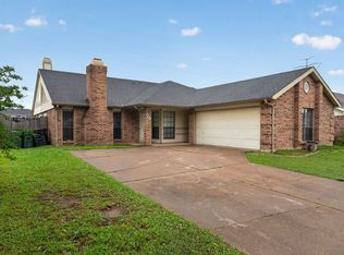 5209 Nocona Ln, Arlington, TX 76018