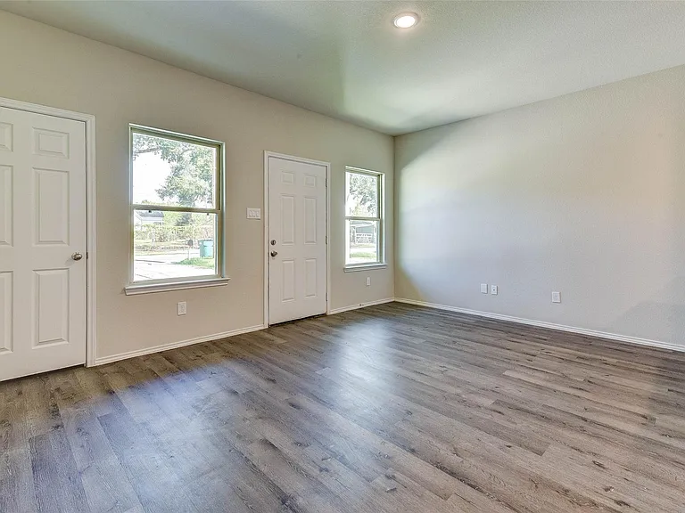 407 E Avenue G — Photo 3
