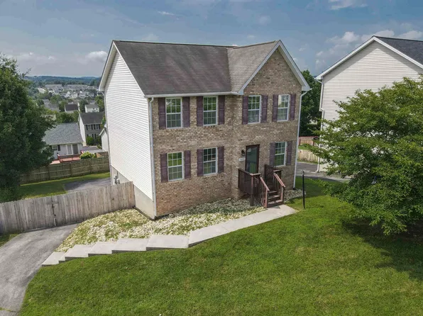 1075 New Village Dr NW, Christiansburg, VA 24073
