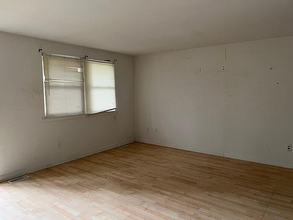 3rd image of 905 N Woodlark Dr
