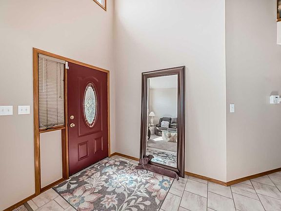 3rd image of 85 Sherwood Blvd W
