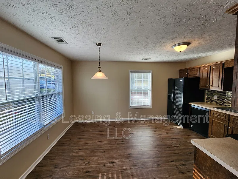 3 bed, 2.0 bath, 1200 sqft, $1,450 — Photo 4
