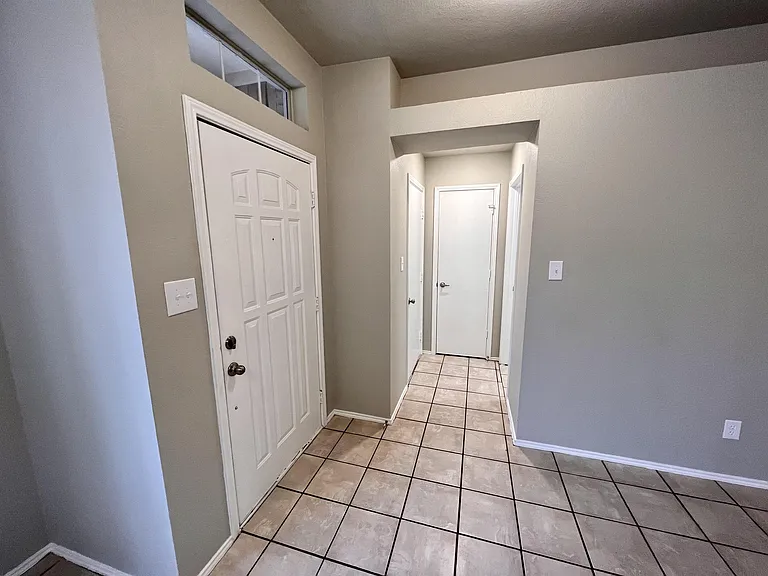 2805 Yorkfield Ct — Photo 9