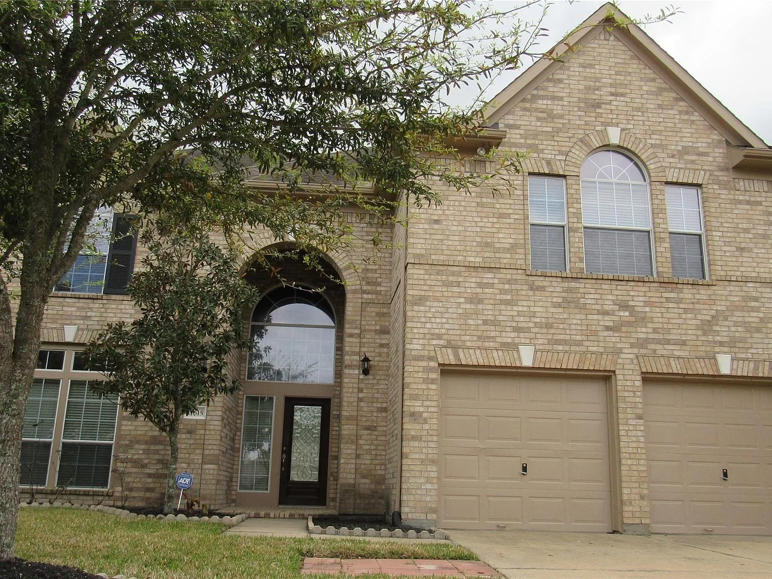 4 bed, 3.5 bath, 3329 sqft, $2,900 — Photo 2