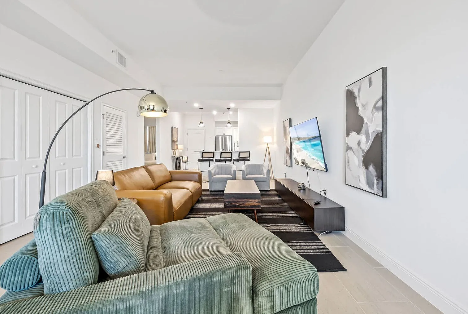 2 bed, 2.0 bath, 1323 sqft, $7,533 — Photo 4