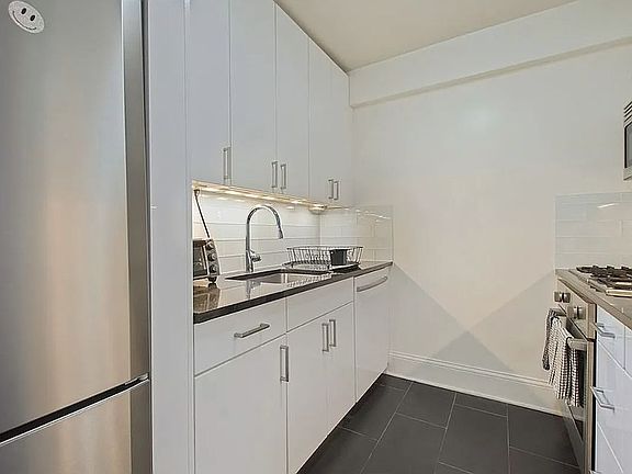 5th image of 300 E 64th St APT 6J