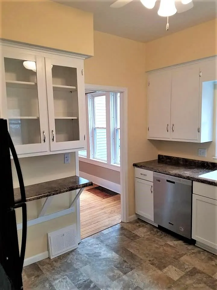 3 bed, 960 sqft, $1,300 — Photo 2