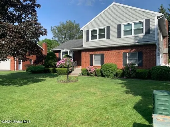 8 Coventry Court, Latham, NY 12110