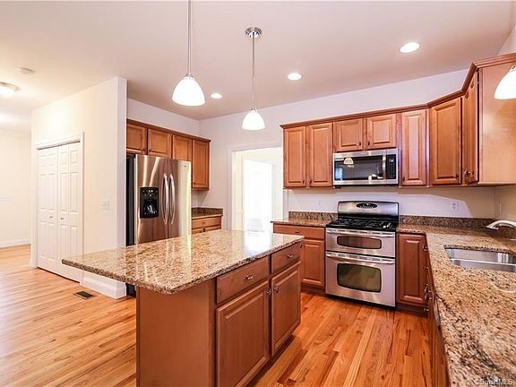 4th image of 90 Dickinson Dr