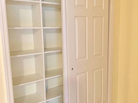 4th image of 160 Chatterton Ave #2B