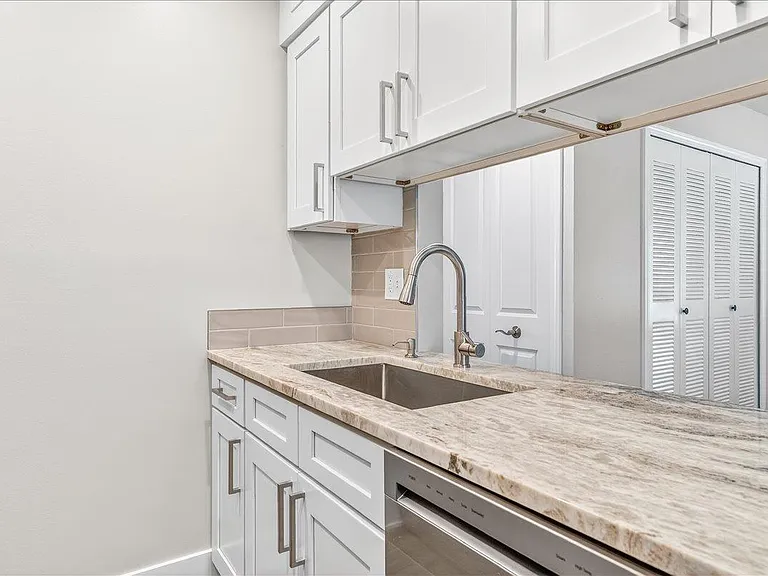 306 Roe St — Photo 15