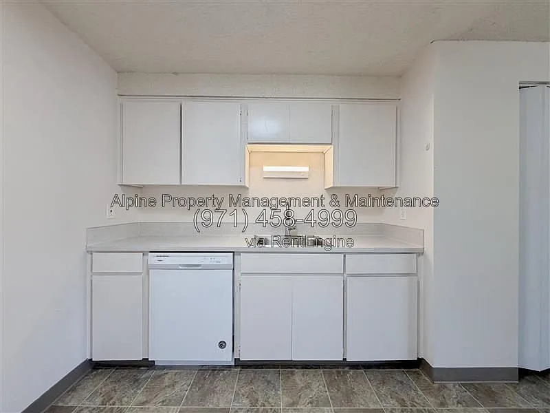 2 bed, 1.0 bath, 900 sqft, $1,325 — Photo 2