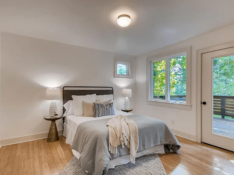 126 NW Maywood Dr — Photo 3