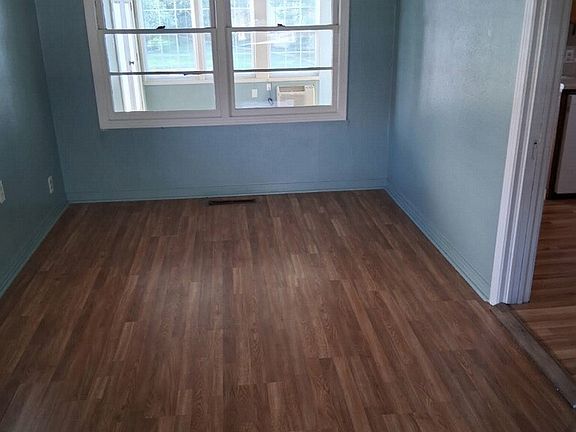 5th image of 903 15th Ave NW