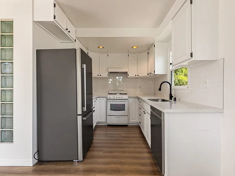 801 S Burnside Ave #1 — Photo 8