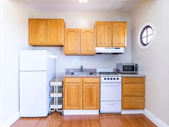 3rd image of 1749 Oxford St APT 17