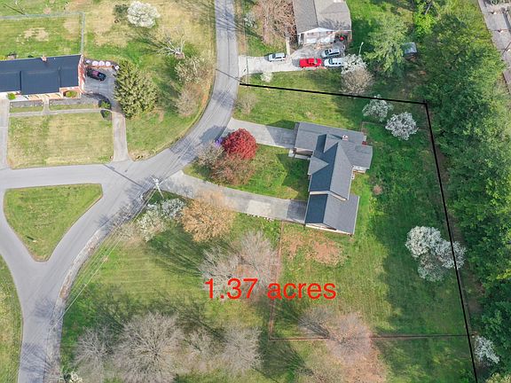 3rd image of 1020 Forest Dr