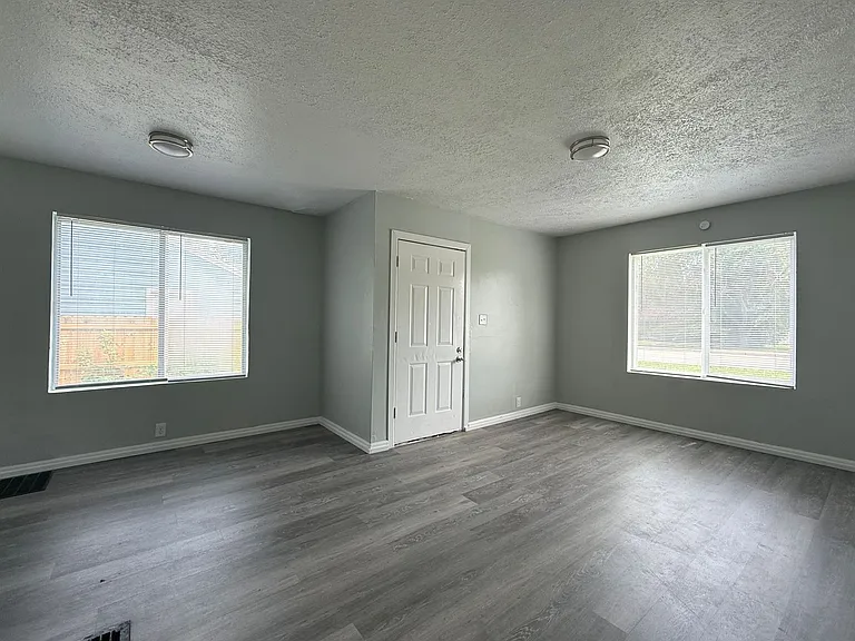 4804 E 34th St — Photo 5