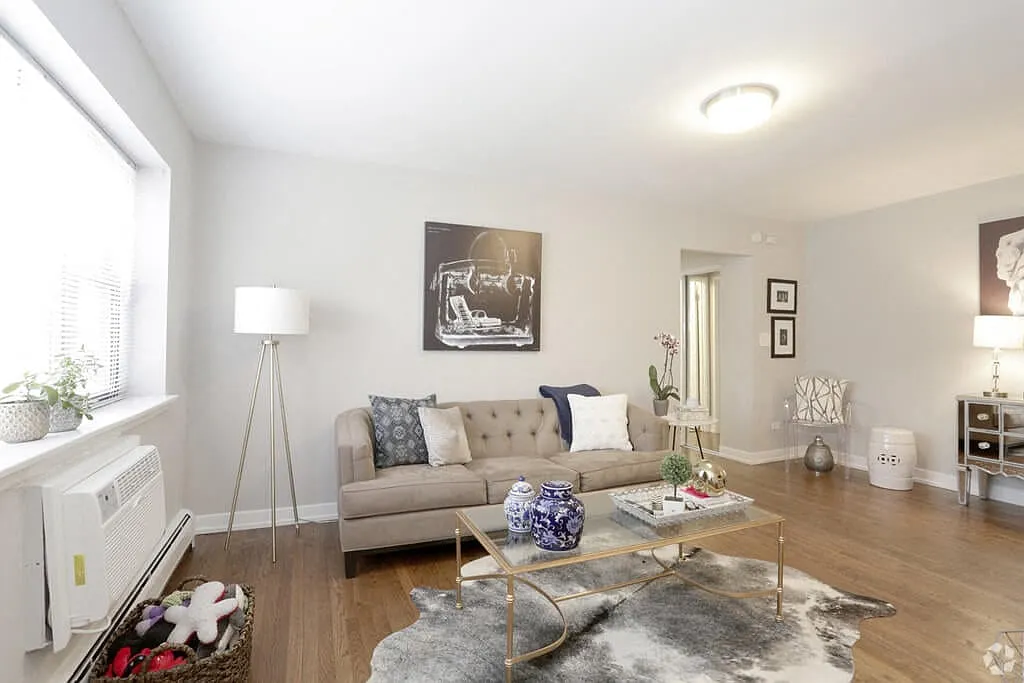 Oakdale Terrace - 525 W Oakdale Ave — Photo 3