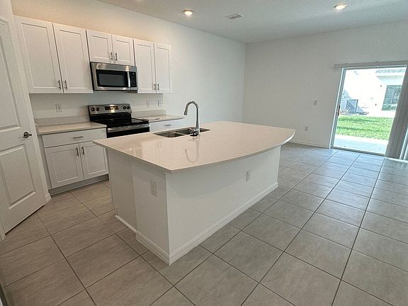 4th image of 2946 Canary Ave