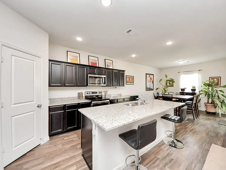 1024 Banyon Tree Ln — Photo 7