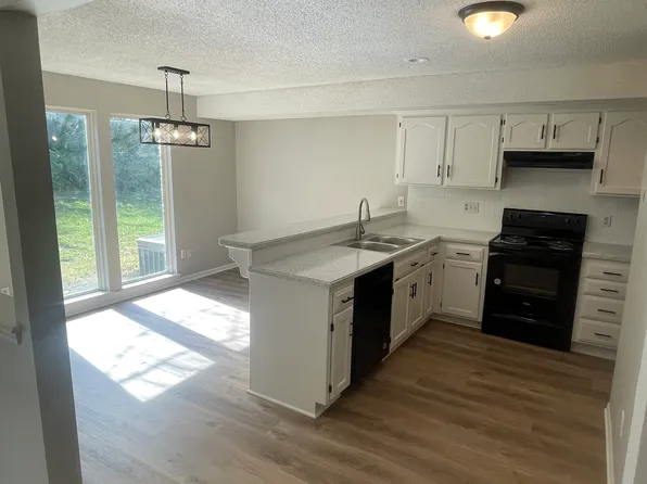 727 NE Swann Cir, Lees Summit, MO 64086