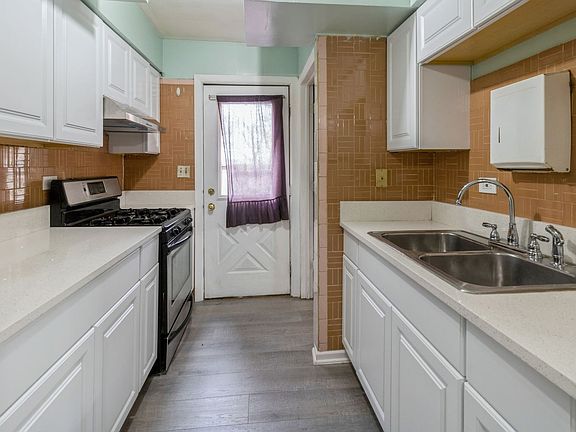 3rd image of 1582 Pennsylvania St