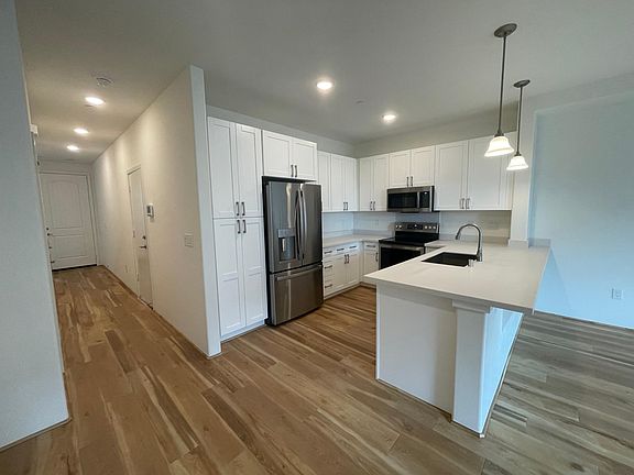 Kitchen dining counter, the hub for household activity. Great for quick meals or to unwind while chatting about your day.
