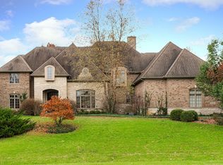 38W387 Clubhouse Dr, St Charles, IL 60175