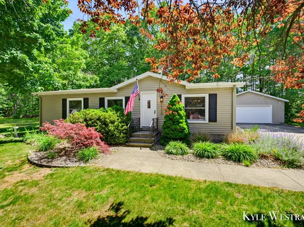 14128 Luckett Ln, Grand Haven, MI 49417