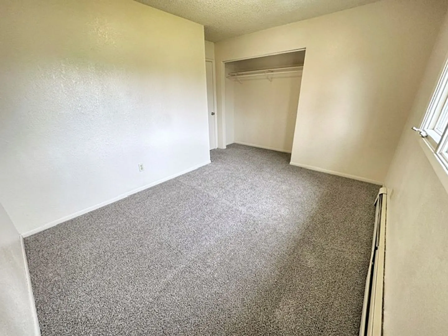 325 N Hoyt Street — Photo 2