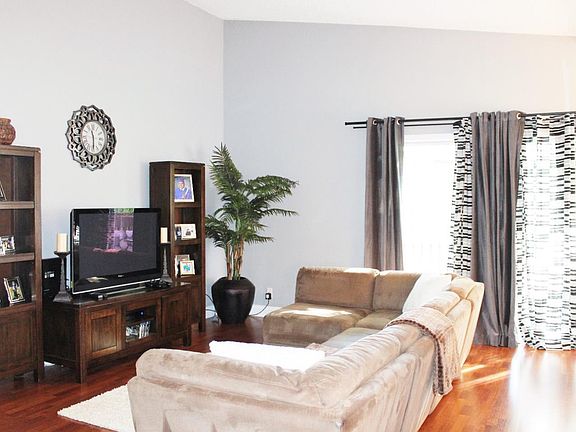 3rd image of 50 Laurie Meadows Dr APT 4