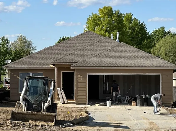 2125 Brook Ridge Cir, Tonganoxie, KS 66086
